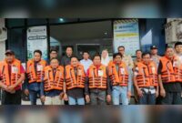 Bupati Natuna Cen Sui Lan bersama Wakil Bupati Natuna Jarmin Sidik menghadiri penyaluran bantuan pangan periode Juli, Agustus dan September 2026, bantuan sosial bagi keluarga miskin ekstrem dan lanjut usia (lansia), serta bantuan jaket pelampung bagi nelayan di Desa Tanjung, Kecamatan Bunguran Timur Laut. Foto: Istimewa 
