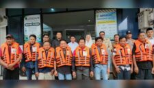 Bupati Natuna Cen Sui Lan bersama Wakil Bupati Natuna Jarmin Sidik menghadiri penyaluran bantuan pangan periode Juli, Agustus dan September 2026, bantuan sosial bagi keluarga miskin ekstrem dan lanjut usia (lansia), serta bantuan jaket pelampung bagi nelayan di Desa Tanjung, Kecamatan Bunguran Timur Laut. Foto: Istimewa 