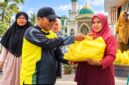 H. Raja Mustakim, Founder Yayasan KPDN sekaligus Ketua Dewan Pengarah KPDN menyalurkan bantuan sosial berupa paket sembako dan sagu hati sebagai bentuk apresiasi atas pekerjaan yang mereka jalankan setiap hari. Foto: Istimewa 