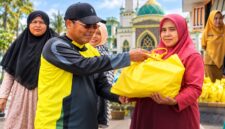 H. Raja Mustakim, Founder Yayasan KPDN sekaligus Ketua Dewan Pengarah KPDN menyalurkan bantuan sosial berupa paket sembako dan sagu hati sebagai bentuk apresiasi atas pekerjaan yang mereka jalankan setiap hari. Foto: Istimewa 
