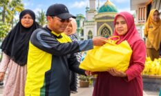 KPDN Berbagi Berkah, 20 Petugas Kebersihan Masjid Agung Natuna Terima Sembako dan Sagu Hati