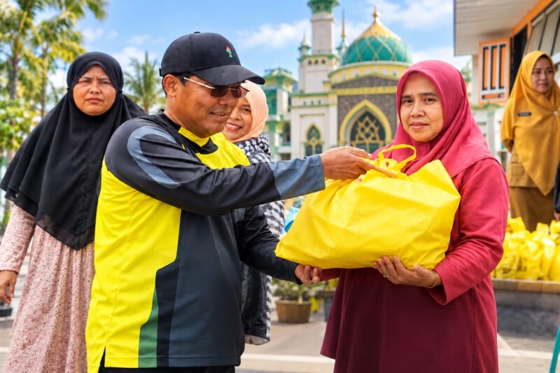H. Raja Mustakim, Founder Yayasan KPDN sekaligus Ketua Dewan Pengarah KPDN menyalurkan bantuan sosial berupa paket sembako dan sagu hati sebagai bentuk apresiasi atas pekerjaan yang mereka jalankan setiap hari. Foto: Istimewa
