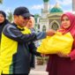 H. Raja Mustakim, Founder Yayasan KPDN sekaligus Ketua Dewan Pengarah KPDN menyalurkan bantuan sosial berupa paket sembako dan sagu hati sebagai bentuk apresiasi atas pekerjaan yang mereka jalankan setiap hari. Foto: Istimewa 