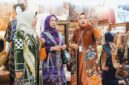 Ketua Dekranasda Kota Batam, Erlita Amsakar, bersama rombongan, melihat sejumlah produk saat menghadiri Pameran Kriyanusa 2026 di JCC, Jakarta. Foto: INIKEPRI.COM/Media Center Batam