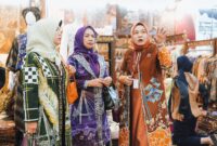 Ketua Dekranasda Kota Batam, Erlita Amsakar, bersama rombongan, melihat sejumlah produk saat menghadiri Pameran Kriyanusa 2026 di JCC, Jakarta. Foto: INIKEPRI.COM/Media Center Batam 