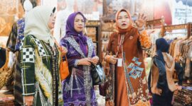 Ketua Dekranasda Kota Batam, Erlita Amsakar, bersama rombongan, melihat sejumlah produk saat menghadiri Pameran Kriyanusa 2026 di JCC, Jakarta. Foto: INIKEPRI.COM/Media Center Batam 