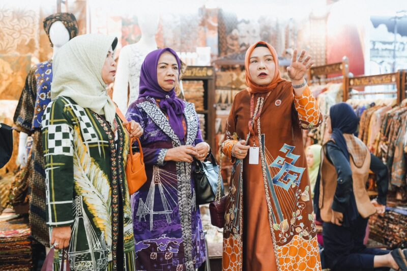 Ketua Dekranasda Kota Batam, Erlita Amsakar, bersama rombongan, melihat sejumlah produk saat menghadiri Pameran Kriyanusa 2026 di JCC, Jakarta. Foto: INIKEPRI.COM/Media Center Batam