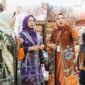 Ketua Dekranasda Kota Batam, Erlita Amsakar, bersama rombongan, melihat sejumlah produk saat menghadiri Pameran Kriyanusa 2026 di JCC, Jakarta. Foto: INIKEPRI.COM/Media Center Batam 