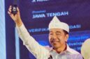 Dalam Rapat Koordinasi Daerah (Rakorda) DPD PSI Kota Bandung, Jawa Barat, Sabtu (26/9/2026), Jokowi menunjukkan langsung Kartu Tanda Anggota (KTA) PSI miliknya di hadapan para kader. Foto: Istimewa