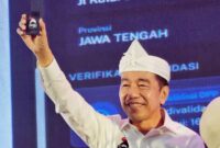 Dalam Rapat Koordinasi Daerah (Rakorda) DPD PSI Kota Bandung, Jawa Barat, Sabtu (26/9/2026), Jokowi menunjukkan langsung Kartu Tanda Anggota (KTA) PSI miliknya di hadapan para kader. Foto: Istimewa
