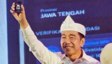Dalam Rapat Koordinasi Daerah (Rakorda) DPD PSI Kota Bandung, Jawa Barat, Sabtu (26/9/2026), Jokowi menunjukkan langsung Kartu Tanda Anggota (KTA) PSI miliknya di hadapan para kader. Foto: Istimewa