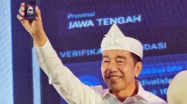 Dalam Rapat Koordinasi Daerah (Rakorda) DPD PSI Kota Bandung, Jawa Barat, Sabtu (26/9/2026), Jokowi menunjukkan langsung Kartu Tanda Anggota (KTA) PSI miliknya di hadapan para kader. Foto: Istimewa 