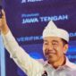 Dalam Rapat Koordinasi Daerah (Rakorda) DPD PSI Kota Bandung, Jawa Barat, Sabtu (26/9/2026), Jokowi menunjukkan langsung Kartu Tanda Anggota (KTA) PSI miliknya di hadapan para kader. Foto: Istimewa 