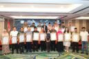 Sejumlah tokoh, perwakilan lembaga dan organisasi penerima apresiasi berfoto bersama usai Malam Apresiasi 5 Tahun AMSI Kepri di Nite & Day Hotel Laguna, Tanjungpinang, Sabtu (26/9/2026). Kegiatan menjadi momentum AMSI Kepri mengapresiasi dukungan berbagai pihak sekaligus memperkuat komitmen terhadap ekosistem media siber yang profesional dan berintegritas. Foto: INIKEPRI.COM