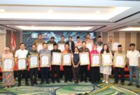 Sejumlah tokoh, perwakilan lembaga dan organisasi penerima apresiasi berfoto bersama usai Malam Apresiasi 5 Tahun AMSI Kepri di Nite & Day Hotel Laguna, Tanjungpinang, Sabtu (26/9/2026). Kegiatan menjadi momentum AMSI Kepri mengapresiasi dukungan berbagai pihak sekaligus memperkuat komitmen terhadap ekosistem media siber yang profesional dan berintegritas. Foto: INIKEPRI.COM