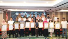 Sejumlah tokoh, perwakilan lembaga dan organisasi penerima apresiasi berfoto bersama usai Malam Apresiasi 5 Tahun AMSI Kepri di Nite & Day Hotel Laguna, Tanjungpinang, Sabtu (26/9/2026). Kegiatan menjadi momentum AMSI Kepri mengapresiasi dukungan berbagai pihak sekaligus memperkuat komitmen terhadap ekosistem media siber yang profesional dan berintegritas. Foto: INIKEPRI.COM