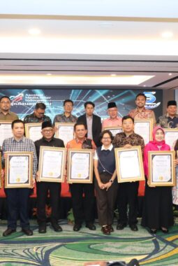 Malam Apresiasi 5 Tahun AMSI Kepri, Amsakar Achmad hingga Ansar Ahmad Terima Penghargaan