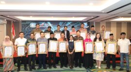 Sejumlah tokoh, perwakilan lembaga dan organisasi penerima apresiasi berfoto bersama usai Malam Apresiasi 5 Tahun AMSI Kepri di Nite & Day Hotel Laguna, Tanjungpinang, Sabtu (26/9/2026). Kegiatan menjadi momentum AMSI Kepri mengapresiasi dukungan berbagai pihak sekaligus memperkuat komitmen terhadap ekosistem media siber yang profesional dan berintegritas. Foto: INIKEPRI.COM