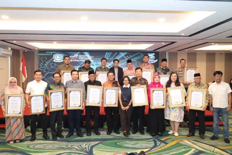 Sejumlah tokoh, perwakilan lembaga dan organisasi penerima apresiasi berfoto bersama usai Malam Apresiasi 5 Tahun AMSI Kepri di Nite & Day Hotel Laguna, Tanjungpinang, Sabtu (26/9/2026). Kegiatan menjadi momentum AMSI Kepri mengapresiasi dukungan berbagai pihak sekaligus memperkuat komitmen terhadap ekosistem media siber yang profesional dan berintegritas. Foto: INIKEPRI.COM