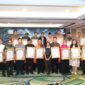 Sejumlah tokoh, perwakilan lembaga dan organisasi penerima apresiasi berfoto bersama usai Malam Apresiasi 5 Tahun AMSI Kepri di Nite & Day Hotel Laguna, Tanjungpinang, Sabtu (26/9/2026). Kegiatan menjadi momentum AMSI Kepri mengapresiasi dukungan berbagai pihak sekaligus memperkuat komitmen terhadap ekosistem media siber yang profesional dan berintegritas. Foto: INIKEPRI.COM