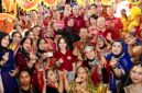 Wali Kota Batam, Amsakar Achmad, bersama Wakil Wali Kota Batam, Li Claudia Chandra, bersama sejumlah komunitas saat menghadiri Mooncake Festival Kota Batam di Kompleks Bumi Indah, Lubukbaja. Foto: INIKEPRI.COM/Media Center Batam