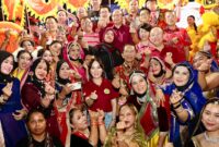 Wali Kota Batam, Amsakar Achmad, bersama Wakil Wali Kota Batam, Li Claudia Chandra, bersama sejumlah komunitas saat menghadiri Mooncake Festival Kota Batam di Kompleks Bumi Indah, Lubukbaja. Foto: INIKEPRI.COM/Media Center Batam 