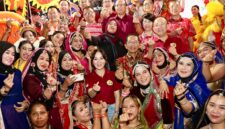 Wali Kota Batam, Amsakar Achmad, bersama Wakil Wali Kota Batam, Li Claudia Chandra, bersama sejumlah komunitas saat menghadiri Mooncake Festival Kota Batam di Kompleks Bumi Indah, Lubukbaja. Foto: INIKEPRI.COM/Media Center Batam