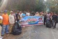 Partai Gerindra Kota Batam bersama pemerintah daerah dan masyarakat turun langsung melakukan gotong royong membersihkan lingkungan di Jalan Lintas Temiang, RW 07, Kelurahan Tanjung Riau. Foto: INIKEPRI.COM