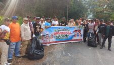 Partai Gerindra Kota Batam bersama pemerintah daerah dan masyarakat turun langsung melakukan gotong royong membersihkan lingkungan di Jalan Lintas Temiang, RW 07, Kelurahan Tanjung Riau. Foto: INIKEPRI.COM