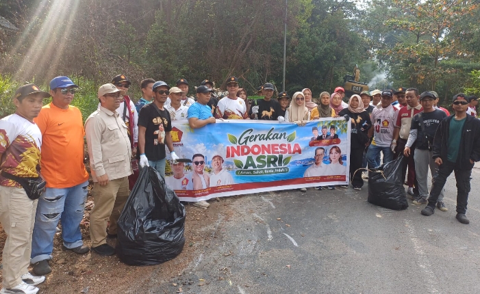Partai Gerindra Kota Batam bersama pemerintah daerah dan masyarakat turun langsung melakukan gotong royong membersihkan lingkungan di Jalan Lintas Temiang, RW 07, Kelurahan Tanjung Riau. Foto: INIKEPRI.COM