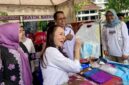 Wali Kota Batam Amsakar Achmad dan Wakil Wali Kota Batam Li Claudia Chandra serta ketua dekranasda Batam Erlita Sari meninjau stand UMKM beberapa waktu lalu. Foto: INIKEPRI.COM