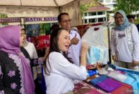 Wali Kota Batam Amsakar Achmad dan Wakil Wali Kota Batam Li Claudia Chandra serta ketua dekranasda Batam Erlita Sari meninjau stand UMKM beberapa waktu lalu. Foto: INIKEPRI.COM