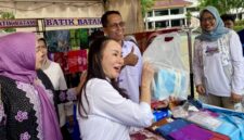 Wali Kota Batam Amsakar Achmad dan Wakil Wali Kota Batam Li Claudia Chandra serta ketua dekranasda Batam Erlita Sari meninjau stand UMKM beberapa waktu lalu. Foto: INIKEPRI.COM