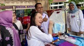 Wali Kota Batam Amsakar Achmad dan Wakil Wali Kota Batam Li Claudia Chandra serta ketua dekranasda Batam Erlita Sari meninjau stand UMKM beberapa waktu lalu. Foto: INIKEPRI.COM