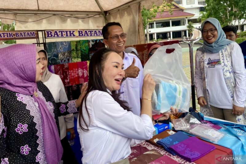 Wali Kota Batam Amsakar Achmad dan Wakil Wali Kota Batam Li Claudia Chandra serta ketua dekranasda Batam Erlita Sari meninjau stand UMKM beberapa waktu lalu. Foto: INIKEPRI.COM