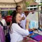 Wali Kota Batam Amsakar Achmad dan Wakil Wali Kota Batam Li Claudia Chandra serta ketua dekranasda Batam Erlita Sari meninjau stand UMKM beberapa waktu lalu. Foto: INIKEPRI.COM