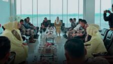 Kajati Kepri bersama rombongan disambut langsung Bupati Natuna Cen Sui Lan, Wakil Bupati Natuna Jarmin Sidik, serta jajaran Forum Koordinasi Pimpinan Daerah (Forkopimda) Kabupaten Natuna. Foto: INIKEPRI.COM