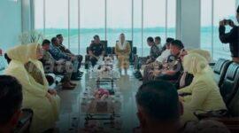 Kajati Kepri bersama rombongan disambut langsung Bupati Natuna Cen Sui Lan, Wakil Bupati Natuna Jarmin Sidik, serta jajaran Forum Koordinasi Pimpinan Daerah (Forkopimda) Kabupaten Natuna. Foto: INIKEPRI.COM