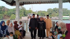 Pernikahan Unik di Tanjung Ambat, 2 Pasang Pengantin Akad di Atas Perahu LANTERA. Foto: INIKEPRI.COM