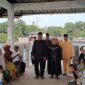 Pernikahan Unik di Tanjung Ambat, 2 Pasang Pengantin Akad di Atas Perahu LANTERA. Foto: INIKEPRI.COM