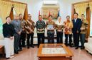 Setahun lalu, bersama Bupati Cen Sui Lan, Gubernur Ansar bertemu Dubes Vietnam di Jakarta. Foto: Istimewa