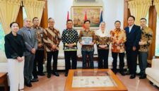 Setahun lalu, bersama Bupati Cen Sui Lan, Gubernur Ansar bertemu Dubes Vietnam di Jakarta. Foto: Istimewa