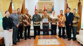 Setahun lalu, bersama Bupati Cen Sui Lan, Gubernur Ansar bertemu Dubes Vietnam di Jakarta. Foto: Istimewa 