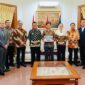 Setahun lalu, bersama Bupati Cen Sui Lan, Gubernur Ansar bertemu Dubes Vietnam di Jakarta. Foto: Istimewa 