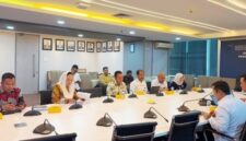 Gubernur Kepri Ansar Ahmad dan Bupati Natuna Cen Sui Lan menemui Menteri Perdagangan RI Budi Santoso membicarakan pendistribusian bahan pangan ke Natuna. Foto: Istimewa 