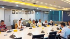 Gubernur Kepri Ansar Ahmad dan Bupati Natuna Cen Sui Lan menemui Menteri Perdagangan RI Budi Santoso membicarakan pendistribusian bahan pangan ke Natuna. Foto: Istimewa 