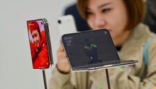 iPhone Duo lipat yang baru dipamerkan dalam acara Apple di Steve Jobs Theater di Cupertino, California, AS, pada 9 September 2026. Foto: REUTERS/Carlos Barria