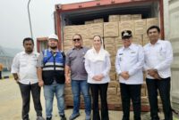 Bupati Natuna Cen Sui Lan bersama Wakil Bupati Natuna Jarmin Sidik dan jajaran terkait saat meninjau serta mengecek langsung pasokan MinyaKita yang tiba di Pelabuhan Selat Lampa, Natuna, Rabu (23/9/2026). Foto: Istimewa