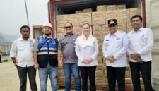 Bupati Natuna Cen Sui Lan bersama Wakil Bupati Natuna Jarmin Sidik dan jajaran terkait saat meninjau serta mengecek langsung pasokan MinyaKita yang tiba di Pelabuhan Selat Lampa, Natuna, Rabu (23/9/2026). Foto: Istimewa