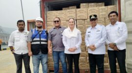 Bupati Natuna Cen Sui Lan bersama Wakil Bupati Natuna Jarmin Sidik dan jajaran terkait saat meninjau serta mengecek langsung pasokan MinyaKita yang tiba di Pelabuhan Selat Lampa, Natuna, Rabu (23/9/2026). Foto: Istimewa 